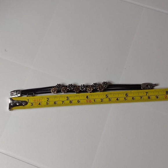 Lucky 🍀 Brand Flower Bracelet EUC - Picture 9 of 10